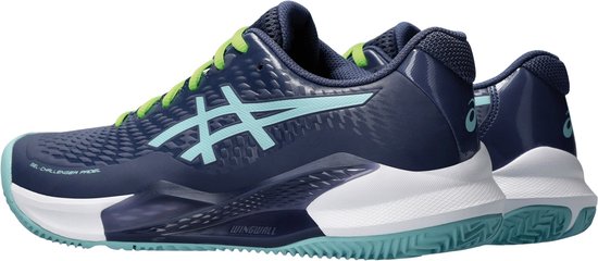 Zijaanzicht van de marineblauwe ASICS Gel-Challenger Padel schoen met lichtblauw logo en WINGWALL-technologie.