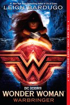 Wonder Woman met haar armen gekruist voor haar borst, met het Wonder Woman-logo op de voorgrond, omringd door een stormachtige zee en rotsen.