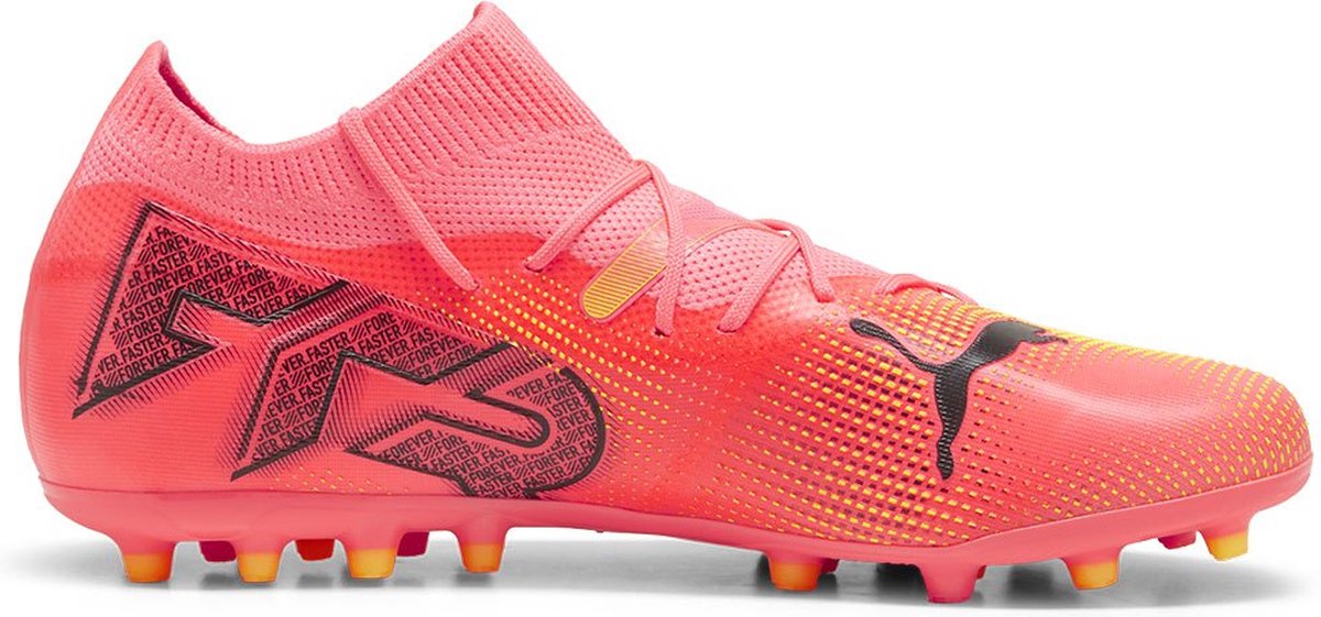 Puma Future 7 Match Mg voetbalschoenen in oranje, met een adaptieve pasvorm en lichtgewicht mesh. Maat EU 44.
