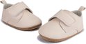 Licht beige baby schoentjes van PU leer met klittenbandsluiting en een bruine zool.