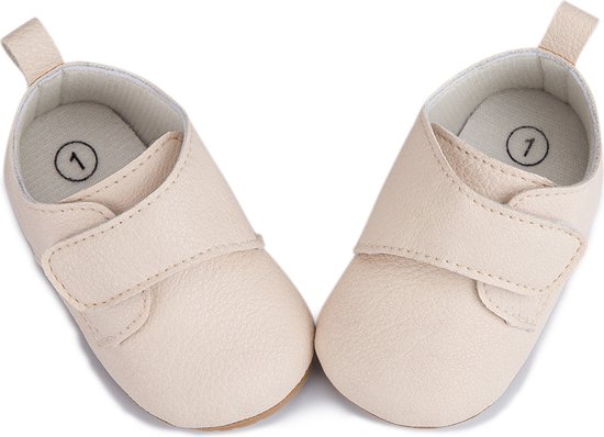 Licht beige baby schoentjes van PU leer met klittenbandsluiting. De binnenkant toont maat '1'.