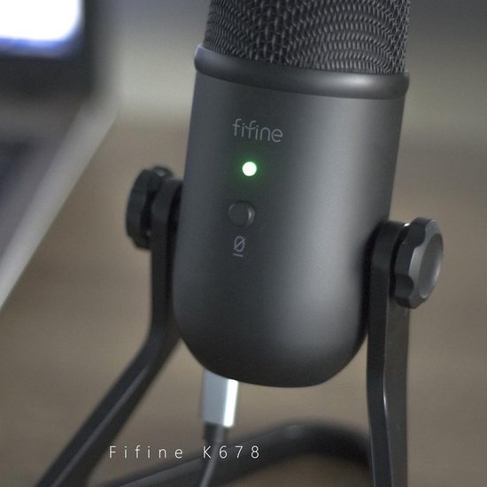 Close-up van de zwarte Fifine K678 microfoon met groene LED indicator.