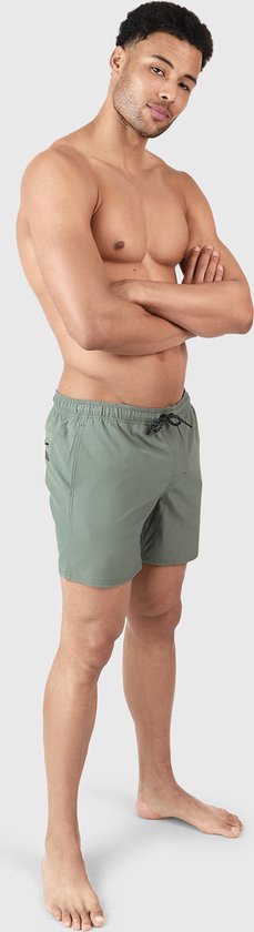 Homme en short de bain vert olive, debout, bras croisés, avec cordon de serrage et logo.
