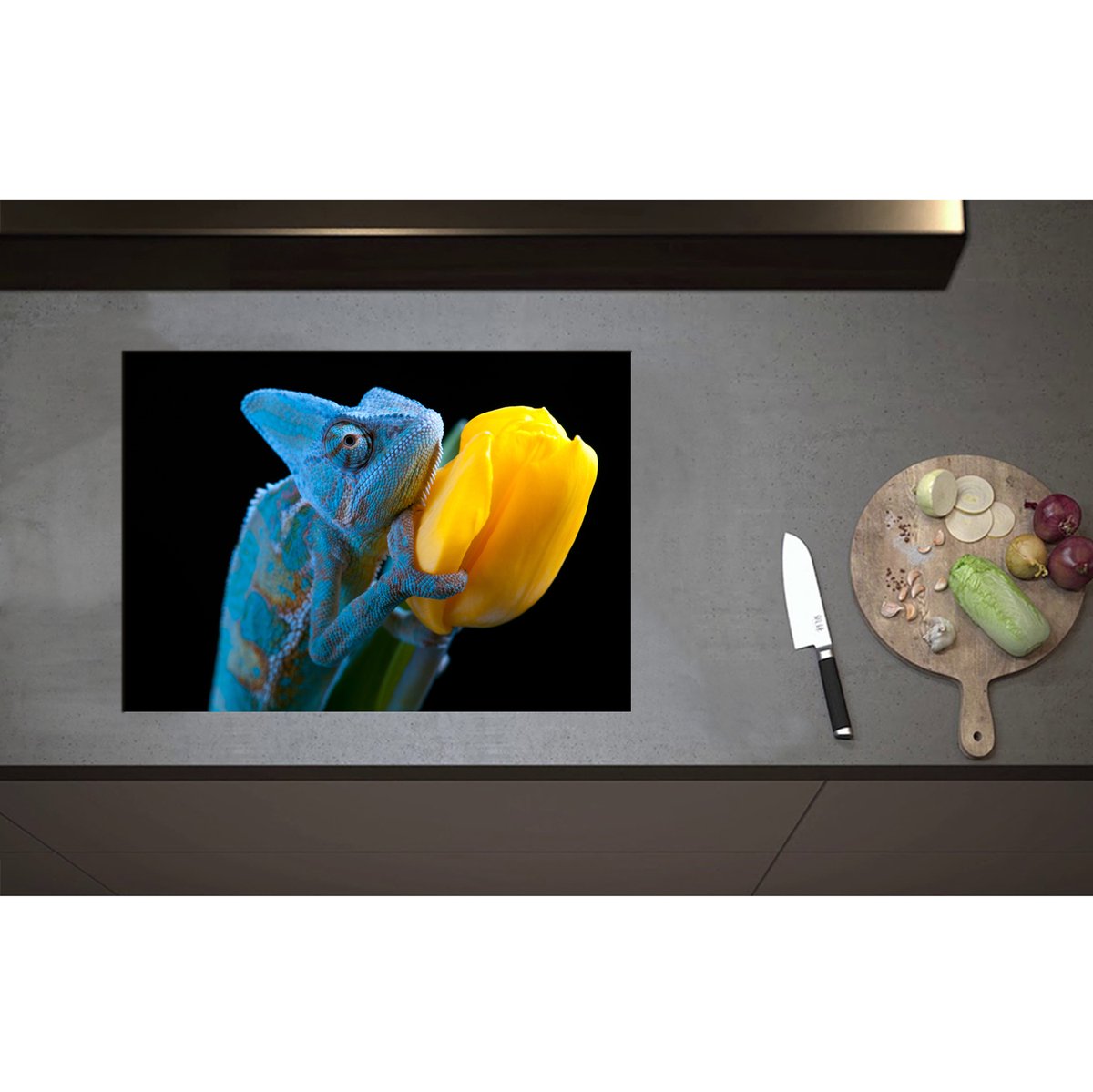 Inductieplaat Beschermer - Blauwe Kameleon op Gele Tulp tegen Zwarte Achtergrond - 70x50 cm - 2 mm Dik - Inductie Beschermer - Bescherming Inductiekookplaat - Kookplaat Beschermer van Wit Vinyl