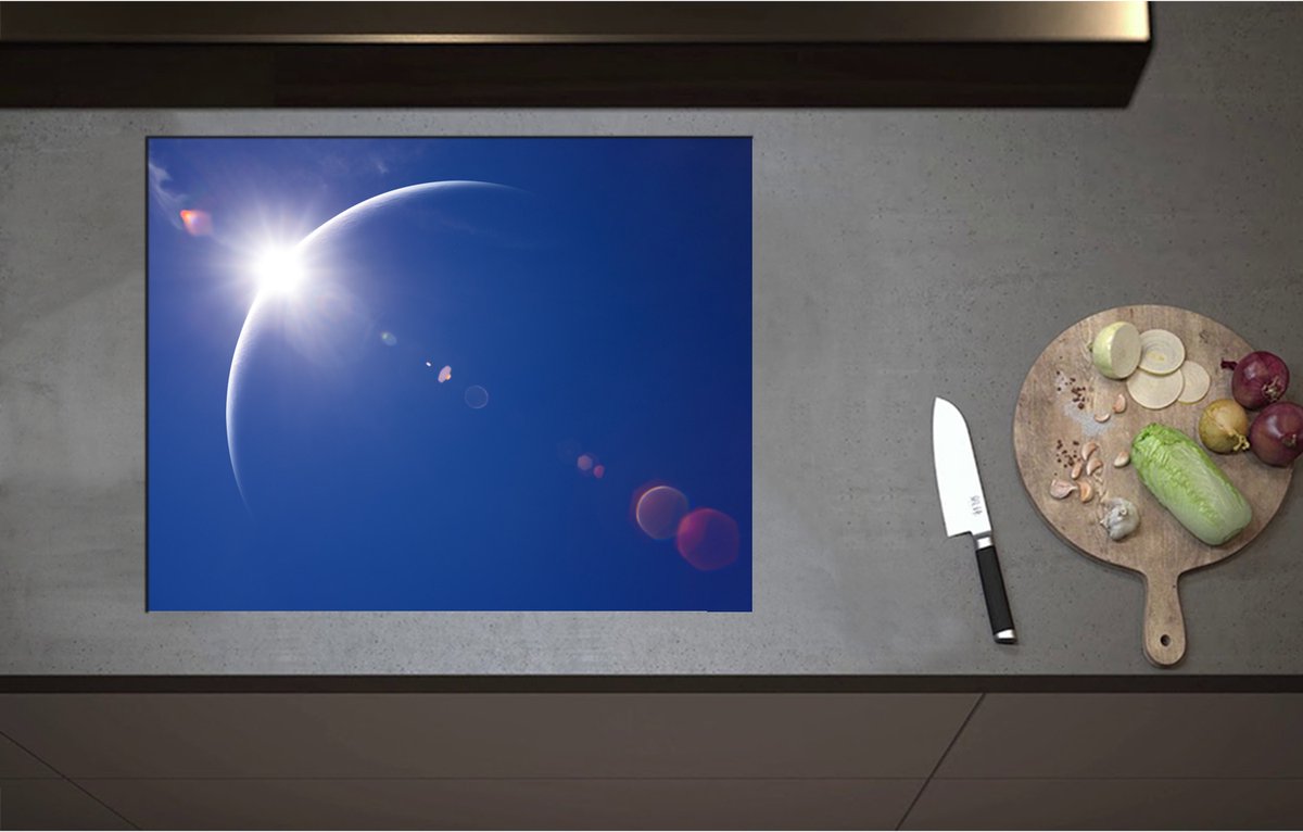 Inductieplaat Beschermer - Begin van Zonsverduistering bij Heldere Blauwe Lucht - 70x55 cm - 2 mm Dik - Inductie Beschermer - Bescherming Inductiekookplaat - Kookplaat Beschermer van Wit Vinyl