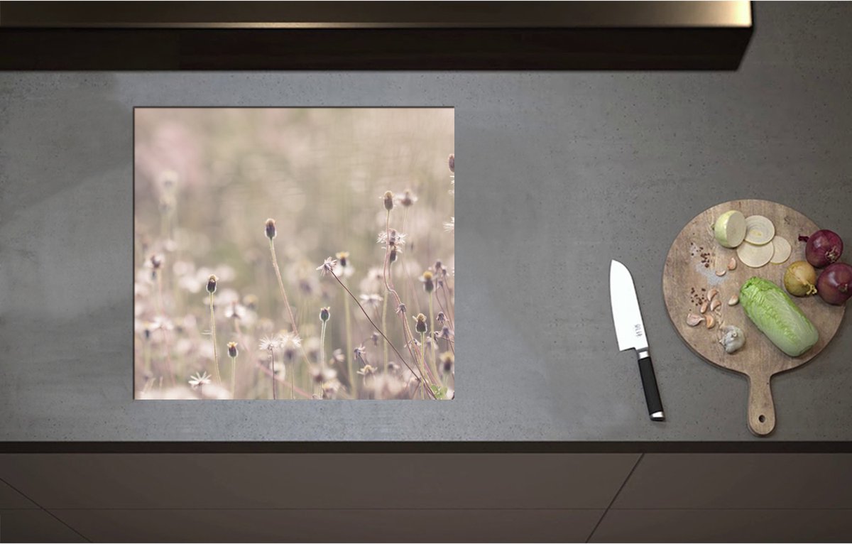 Inductieplaat Beschermer - Bevoreren Kleine Bloempjes in het Veld op Koude Herfstdag - 57x52 cm - 2 mm Dik - Inductie Beschermer - Bescherming Inductiekookplaat - Kookplaat Beschermer van Wit Vinyl