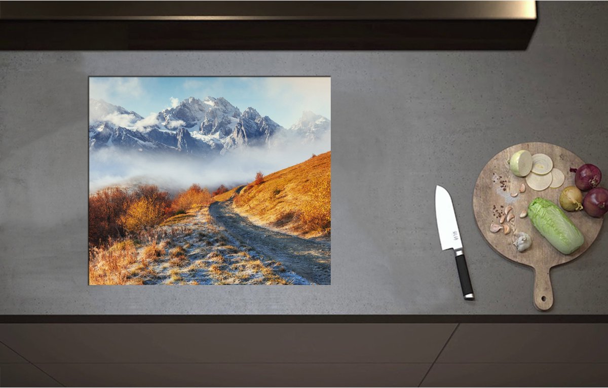 Inductieplaat Beschermer - Bergpad op Berg in de Wolken bij Sneeuwbergen - 60x52 cm - 2 mm Dik - Inductie Beschermer - Bescherming Inductiekookplaat - Kookplaat Beschermer van Zwart Vinyl
