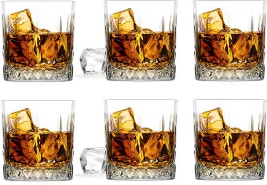 Six verres à whisky avec boisson claire, glace et motif diamanté, sur fond blanc.