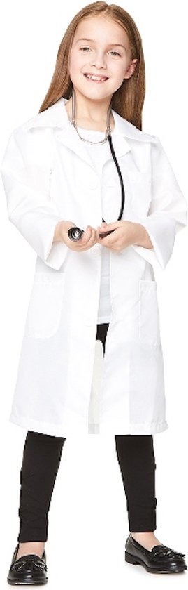 Fille aux cheveux bruns portant une blouse blanche de médecin, un haut blanc et un legging noir, avec un stéthoscope dans les mains.
