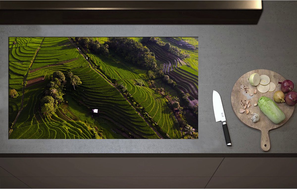 Inductieplaat Beschermer - Bovenaanzicht van de Rijstvelden in Indonesië - 95x52 cm - 2 mm Dik - Inductie Beschermer - Bescherming Inductiekookplaat - Kookplaat Beschermer van Zwart Vinyl