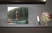 Inductieplaat Beschermer - Blonde Vrouw op Supbord op Water langs Rij Bomen - 60x51 cm - 2 mm Dik - Inductie Beschermer - Bescherming Inductiekookplaat - Kookplaat Beschermer van Zwart Vinyl