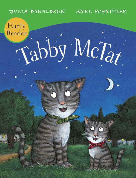 Boekomslag van 'Tabby McTat', een vroeglezer. Twee gestreepte katten, een grote en een kleine, zitten in het gras onder een nachtelijke hemel met een maan en sterren. De grote kat draagt een groen geruite strik, de kleine kat een rode strik.