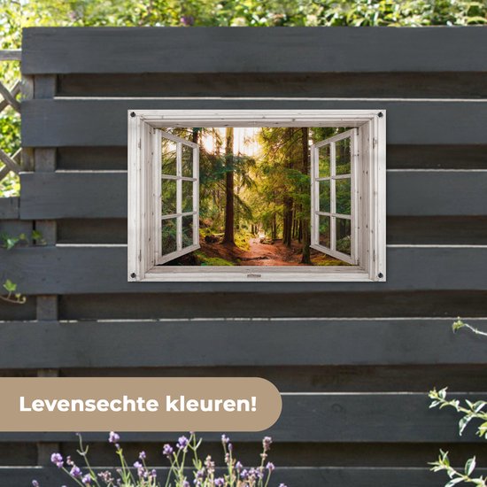Bospad door een open raam op een donkere schutting, met levensechte kleuren.
