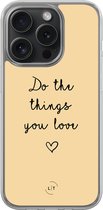 Hoesje geschikt voor iPhone 15 Pro - Do the things you love - 2in1 backcover - Tekst - Geel - Leuke Telefoonhoesjes