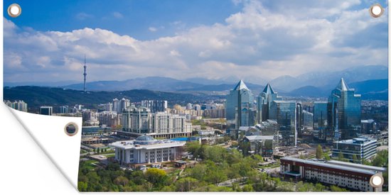 Tuinposter Almaty in Kazachstan van bovenaf - 80x40 cm - Wanddecoratie Buiten - Tuinposter - Tuindoek - Schuttingposter - Tuinschilderij