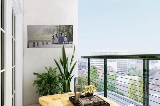 Une famille assise sur un échafaudage affiche de jardin 60x30 cm - petit - Toile de jardin / Toile d'extérieur / Peintures d'extérieur (décoration de jardin)