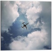 Dibond - Drone tussen Schapenwolken - 50x50cm Foto op Aluminium (Wanddecoratie van metaal)