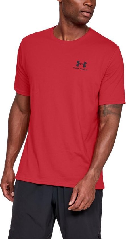 Man draagt rode t-shirt met zwart Under Armour logo en grijze korte broek.