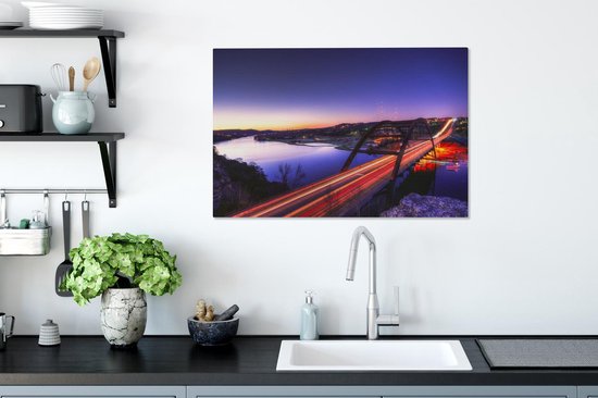 Nombreux feux tricolores sur le Pennybacker Bridge sous un ciel violet à Austin Toile 90x60 cm - Tirage photo sur toile (Décoration murale salon / chambre)