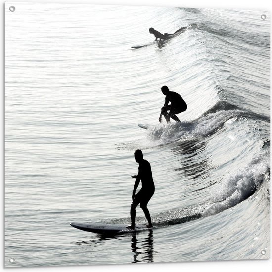 Tuinposter – Surfers op Golven in de Zee - 100x100cm Foto op Tuinposter  (wanddecoratie voor buiten en binnen)