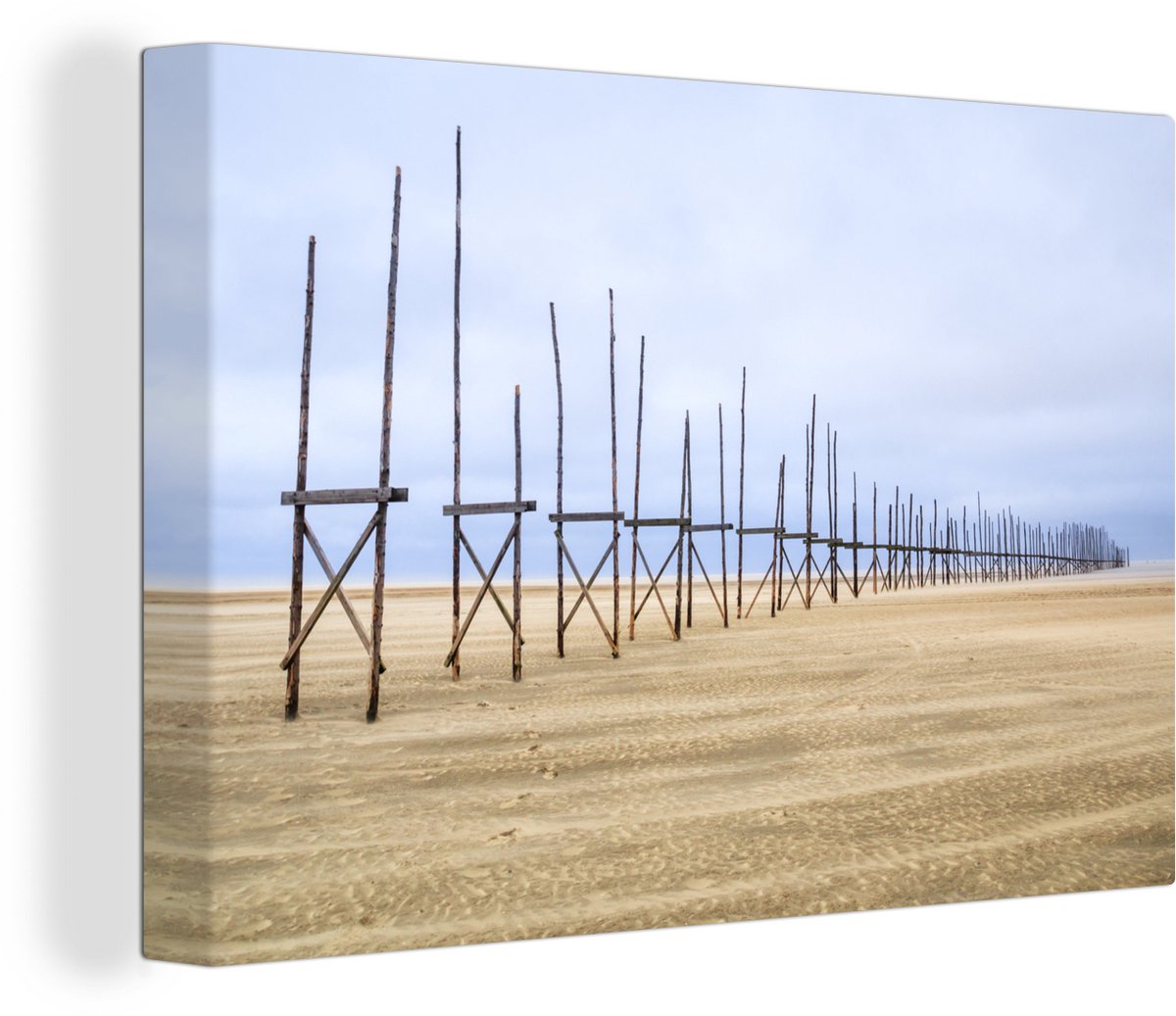 Canvas Schilderij Palen op het strand van Vlieland - 60x40 cm - Wanddecoratie
