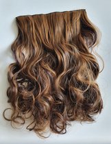 Clip in hairextensions natuurlijk licht bruin met zwarte lowlights1 baan met slag krullen en stijlen tot 130 graden 60 CM