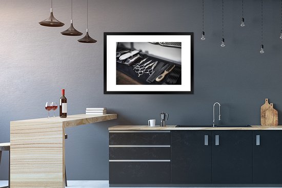 Photo encadrée - Une rangée d'attributs de coiffure cadre photo noir avec passe-partout blanc grand 90x60 cm - Affiche encadrée (Décoration murale salon / chambre)
