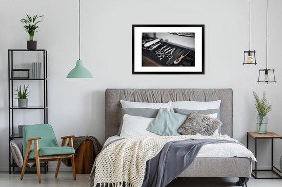 Photo encadrée - Une rangée d'attributs de coiffure cadre photo noir avec passe-partout blanc grand 90x60 cm - Affiche encadrée (Décoration murale salon / chambre)
