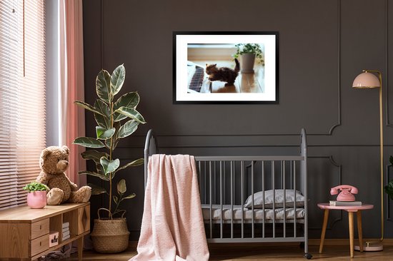 Chaton jouant avec un cadre photo piano noir avec passe-partout blanc 60x90