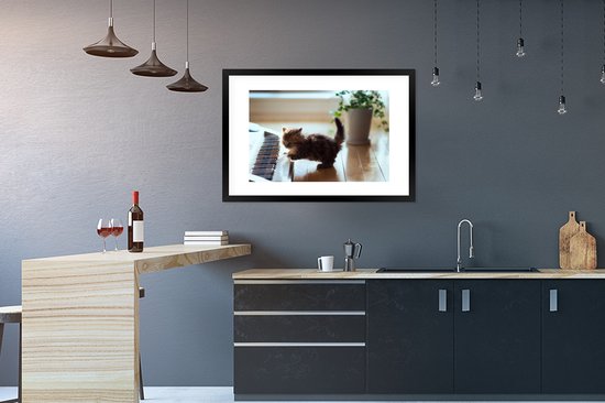 Chaton jouant avec un cadre photo piano noir avec passe-partout blanc 60x90