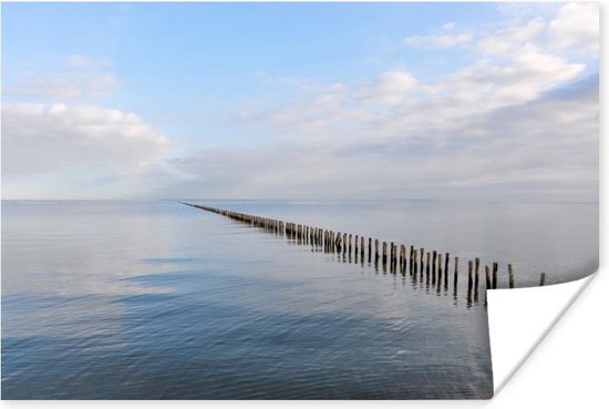 Houten palen in de rustige Noordzee poster 60x40 cm - Foto print op Poster (wanddecoratie woonkamer / slaapkamer) / Zeeën en meren Poster / Zee en Strand