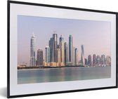 Fotolijst incl. Poster - De skyline van de wolkenkrabbers die in Dubai aan zee liggen - 60x40 cm - Posterlijst