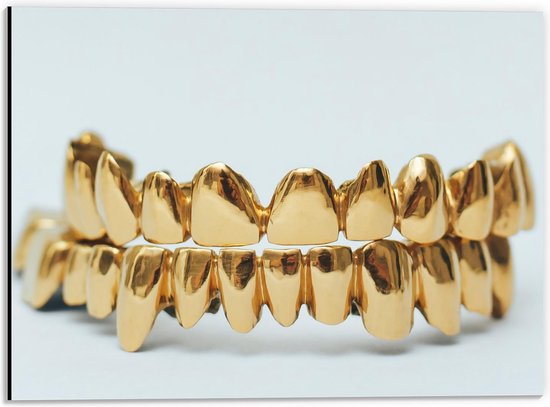 Dibond - Gouden Tanden op Witte Achtergrond - 40x30cm Foto op Aluminium (Met Ophangsysteem)
