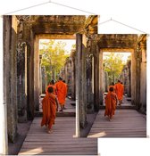 Monniken maken wandeling door poort,  - Foto op Textielposter - 60 x 90 cm