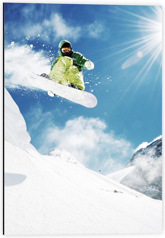 Dibond - Snowboarder vliegend over Witte Berg - 40x60cm Foto op Aluminium (Wanddecoratie van metaal)