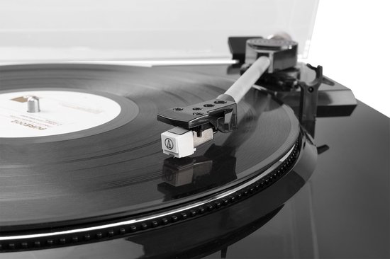 Close-up van de naald op een vinylplaat op de zwarte Audizio platenspeler.