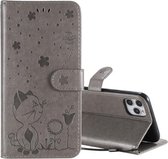 Voor iPhone 11 Pro Max Cat Bee Embossing Pattern Shockproof Horizontale Flip Leather Case met houder & kaartsleuven & portemonnee (grijs)