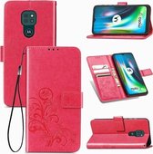 Voor Motorola Moto G9 Play Vierbladige sluiting Reliëfsluiting Mobiele telefoonbescherming Leren tas met Lanyard & Card Slot & Wallet & Bracket-functie (magenta)