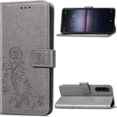 Voor Sony Xperia 1 II vierbladige sluiting reliëf gesp PU lederen tas met lanyard & kaartsleuf & portemonnee & houder (grijs)
