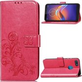 Voor Motorola E6 Spelen Vierbladige sluiting Reliëfgesp Mobiele telefoonbescherming Leren hoes met Lanyard & Card Slot & Wallet & Bracket-functie (magenta)