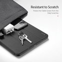 Grijze iPad hoes met sleutels en telefoon, toont krasbestendigheid.