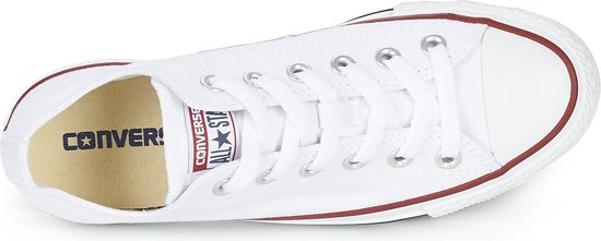Witte lage Converse All Star sneaker met rode rand en veters.