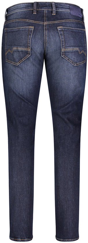 Donkerblauwe jeans van MAC Jeans, gezien vanaf de achterkant. De jeans heeft een vintage wash en opgestikte zakken met oranje stiksels.