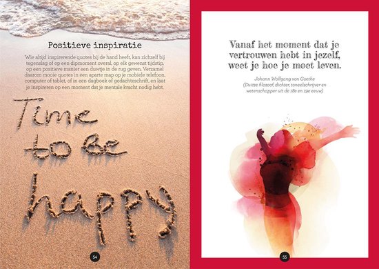 Het woord "happy" geschreven in zand op een strand, met golven op de achtergrond.