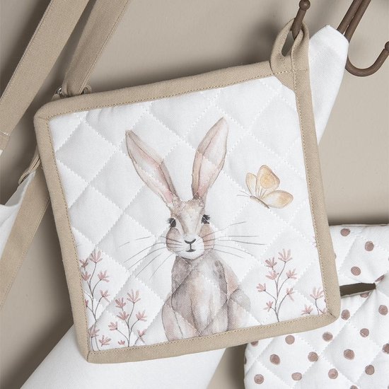 Manique blanche matelassée avec imprimé de lapin et papillon marron. Passepoil beige. Accrochée à un crochet.