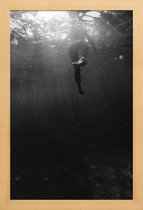 JUNIQE - Poster in houten lijst Swim Away -20x30 /Grijs & Zwart