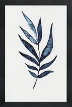 JUNIQE - Poster in houten lijst Palm Leaf -20x30 /Blauw & Wit
