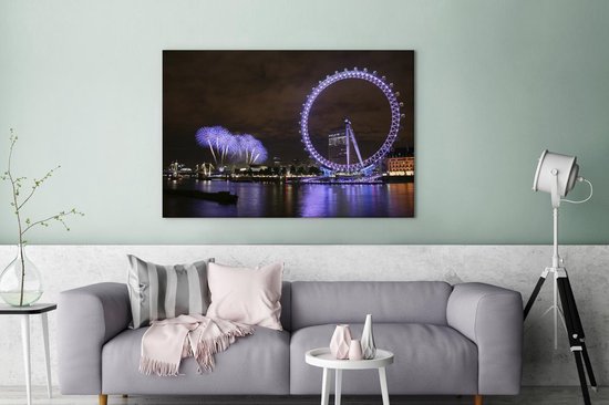 Paars vuurwerk en een paarse London Eye in de avond in Londen Canvas 120x80 cm - Foto print op Canvas schilderij (Wanddecoratie woonkamer / slaapkamer)