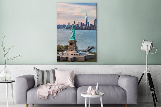 Canvas schilderij 120x180 cm - Wanddecoratie Het Vrijheidsbeeld op de voorgrond en uitzicht op het World Trade Center en de skyline van New York - Muurdecoratie woonkamer - Slaapkamer decoratie - Kamer accessoires - Schilderijen