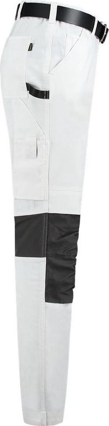 Zij-aanzicht van een witte werkbroek met donkergrijze en zwarte kniestukken. Zwarte riem en zakken zijn zichtbaar.